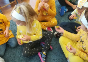 Dzieci poznają zapach żółtych produktów.